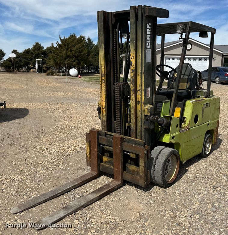 image for item OI9375 Clark C500 forklift