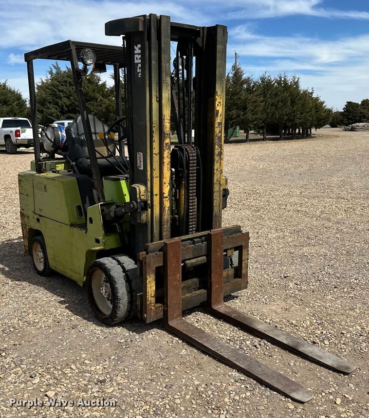 image for item OI9375 Clark C500 forklift