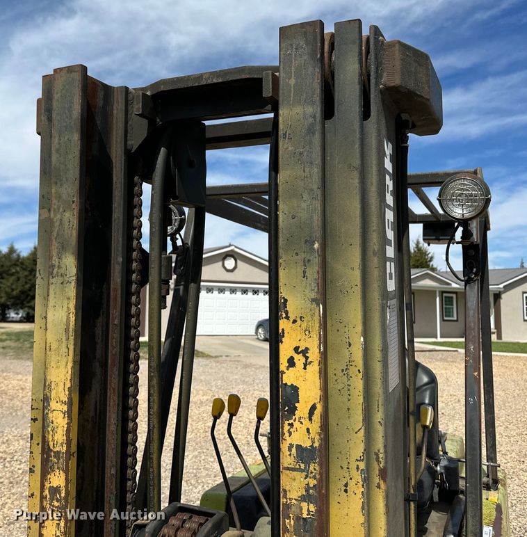 image for item OI9375 Clark C500 forklift