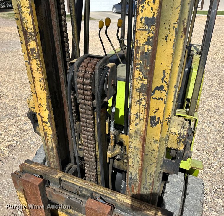 image for item OI9375 Clark C500 forklift