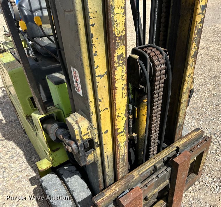 image for item OI9375 Clark C500 forklift