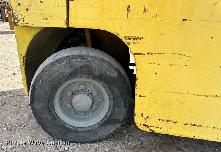 image for item OI9376 Yale forklift