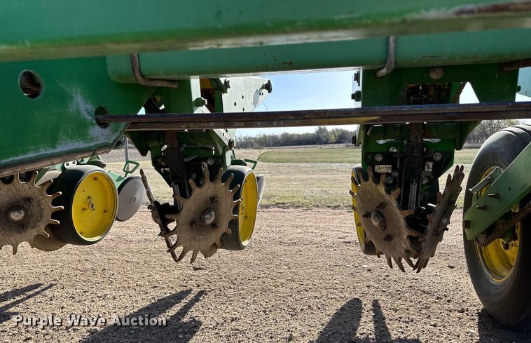 image for item OI9401 John Deere 7200 Conservation planter