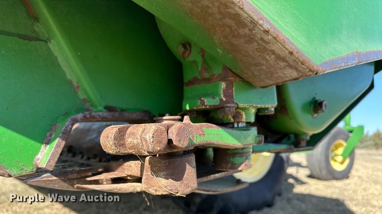 image for item OI9405 2004 John Deere 4895 swather / windrower