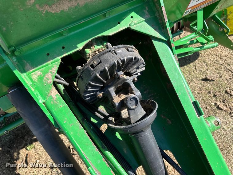 image for item OI9406 2005 John Deere 567 Mega Wide round baler