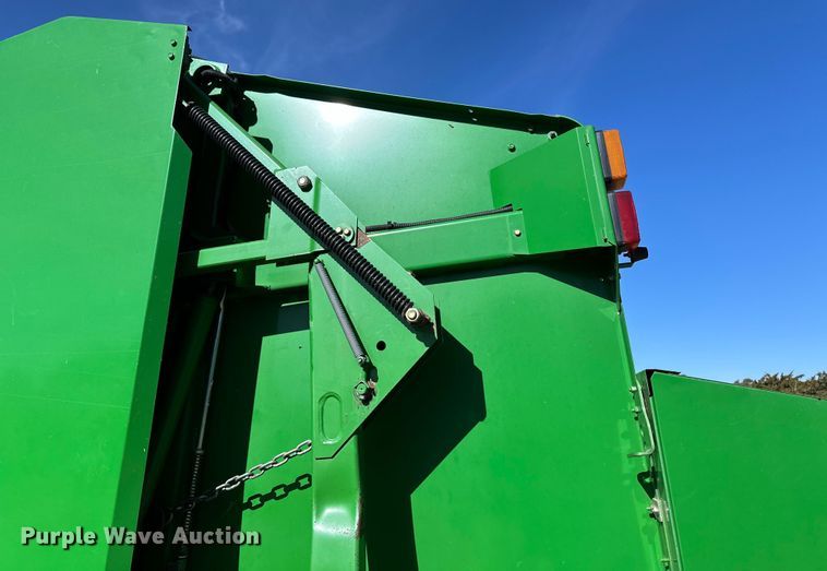 image for item OI9406 2005 John Deere 567 Mega Wide round baler