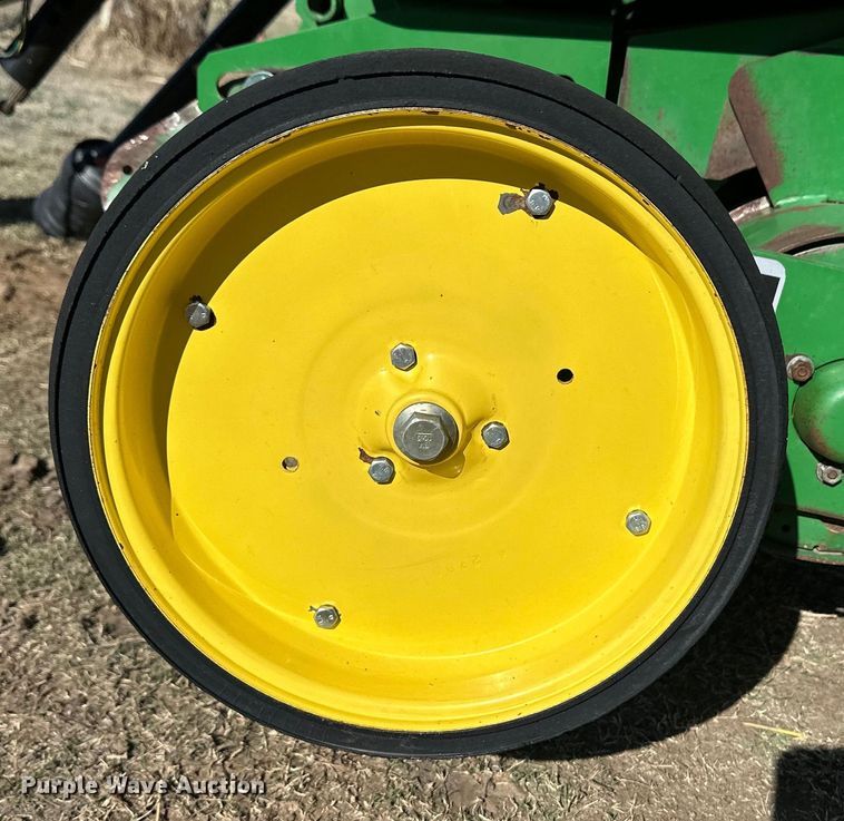 image for item OI9406 2005 John Deere 567 Mega Wide round baler