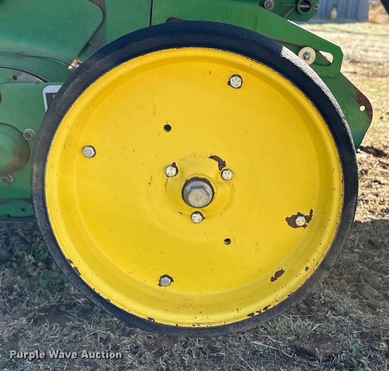 image for item OI9406 2005 John Deere 567 Mega Wide round baler