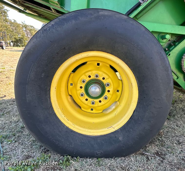 image for item OI9406 2005 John Deere 567 Mega Wide round baler