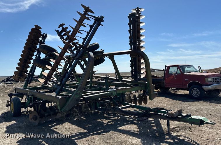 image for item OI9417 John Deere tandem disk