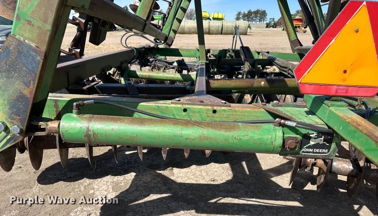 image for item OI9417 John Deere tandem disk
