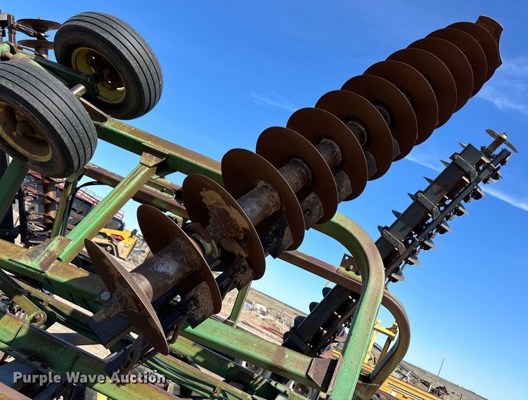 image for item OI9417 John Deere tandem disk