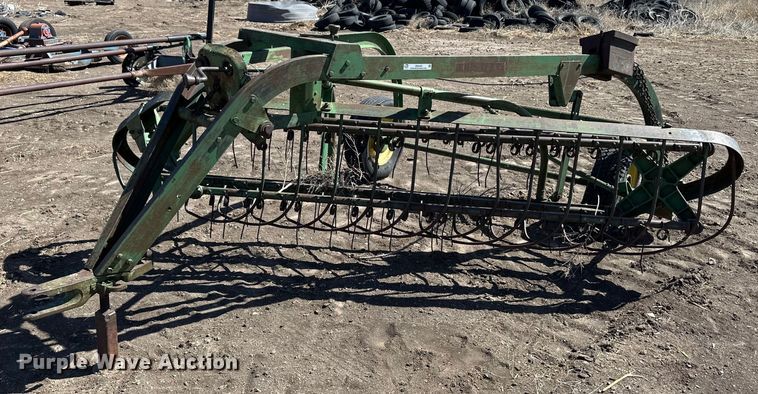 image for item OI9420 John Deere hay rake