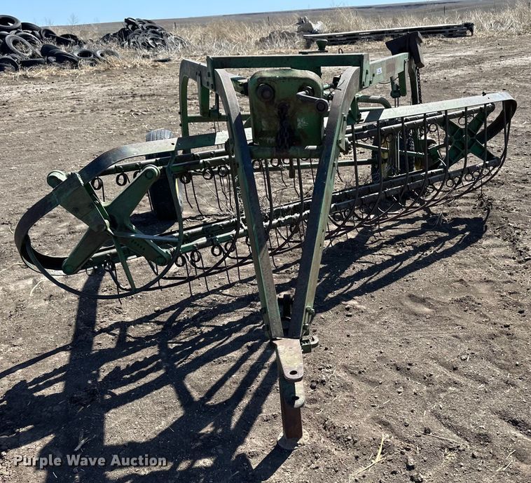 image for item OI9420 John Deere hay rake
