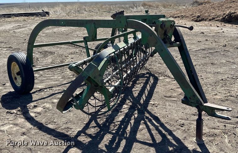 image for item OI9420 John Deere hay rake