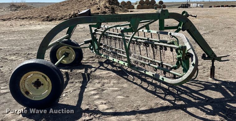 image for item OI9420 John Deere hay rake