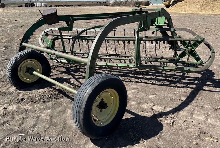 image for item OI9420 John Deere hay rake