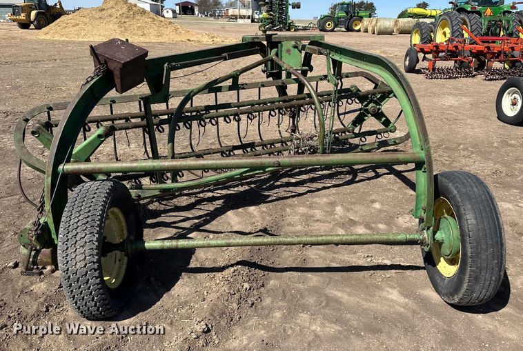 image for item OI9420 John Deere hay rake