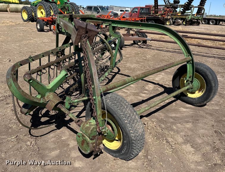 image for item OI9420 John Deere hay rake