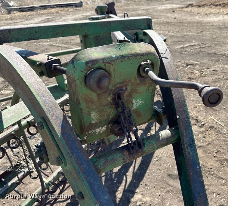 image for item OI9420 John Deere hay rake