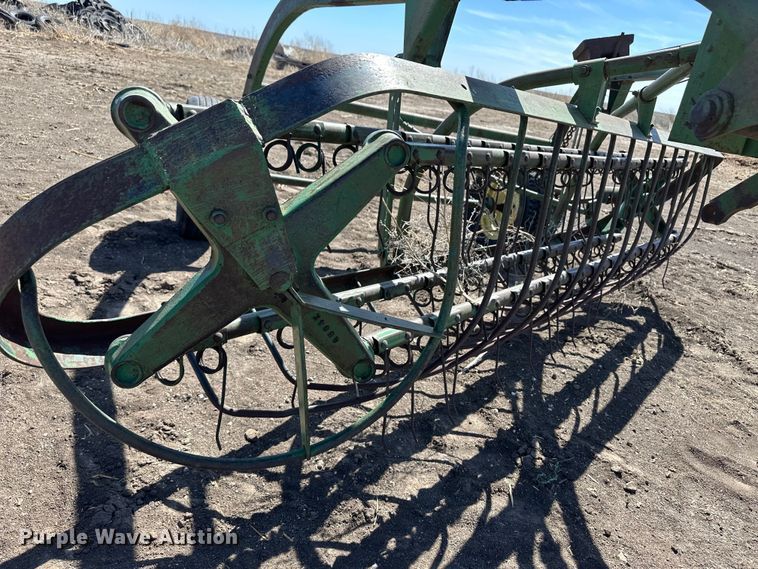 image for item OI9420 John Deere hay rake