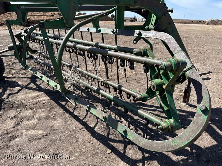 image for item OI9420 John Deere hay rake
