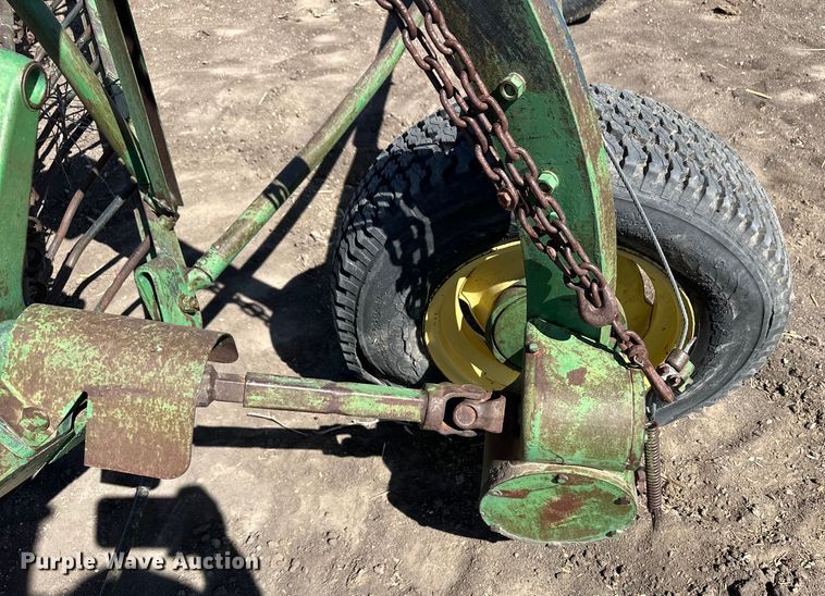 image for item OI9420 John Deere hay rake