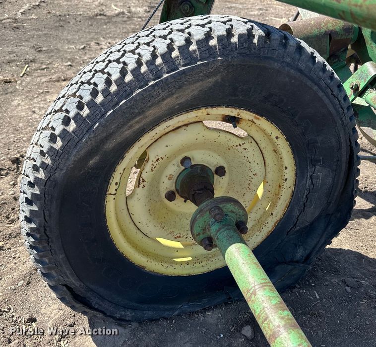 image for item OI9420 John Deere hay rake