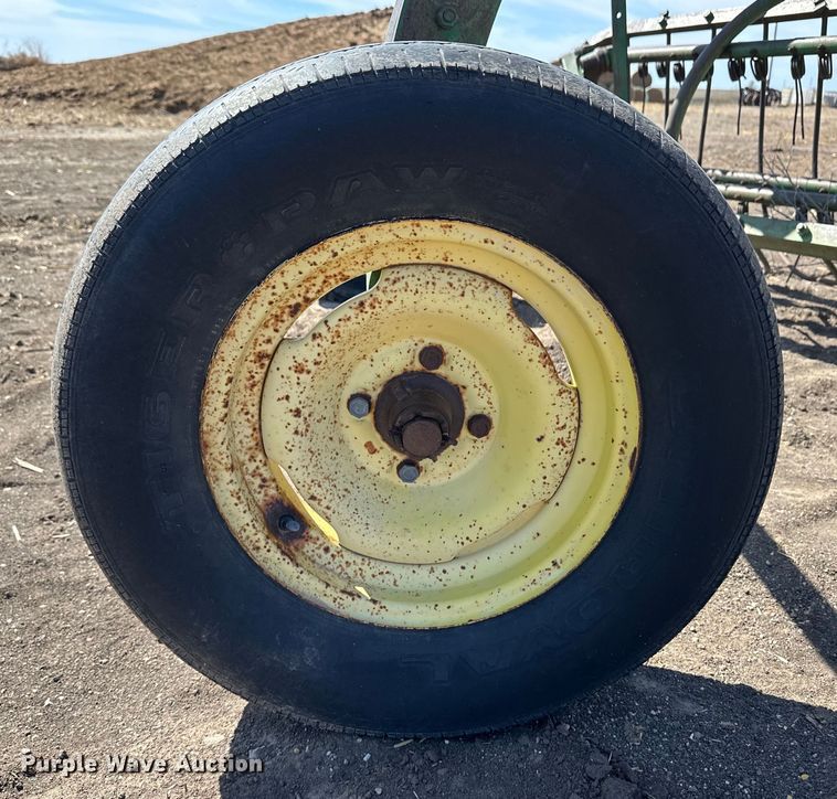 image for item OI9420 John Deere hay rake