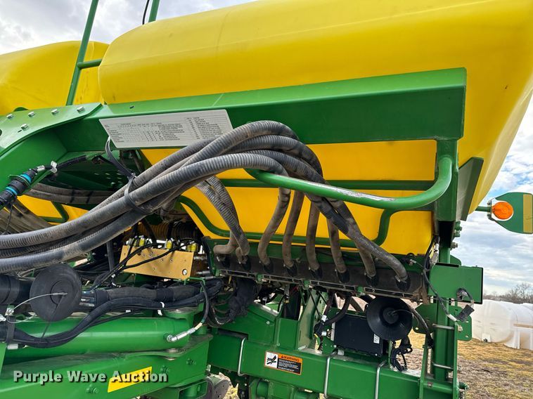 image for item OJ9438 2013 John Deere 1770NT no-till planter