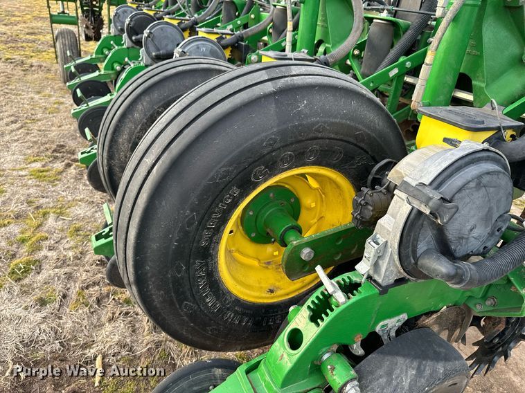 image for item OJ9438 2013 John Deere 1770NT no-till planter