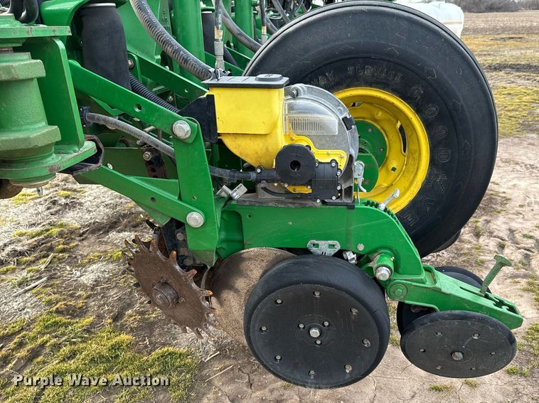 image for item OJ9438 2013 John Deere 1770NT no-till planter