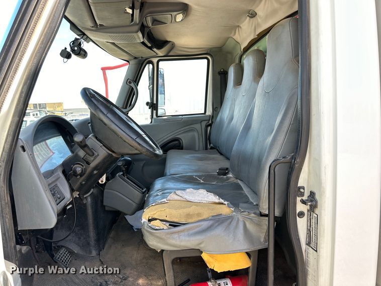 image for item DG4283 2005 International 4300 box truck