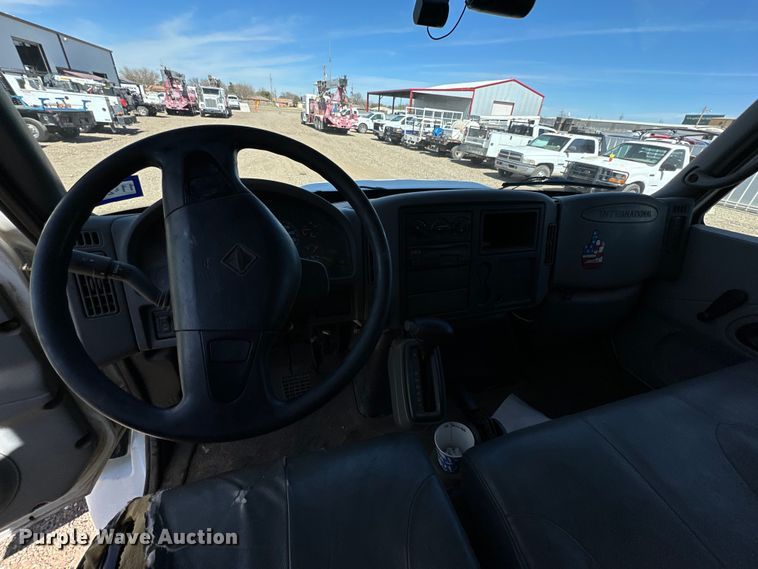 image for item DG4283 2005 International 4300 box truck