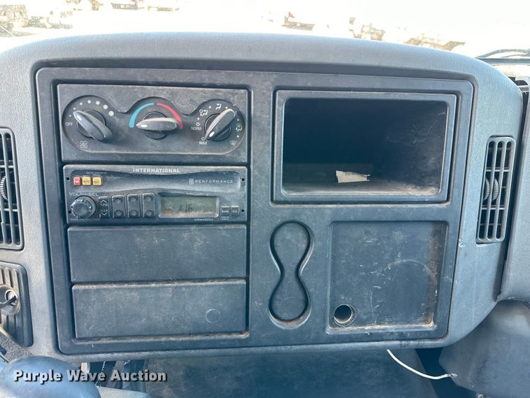 image for item DG4283 2005 International 4300 box truck