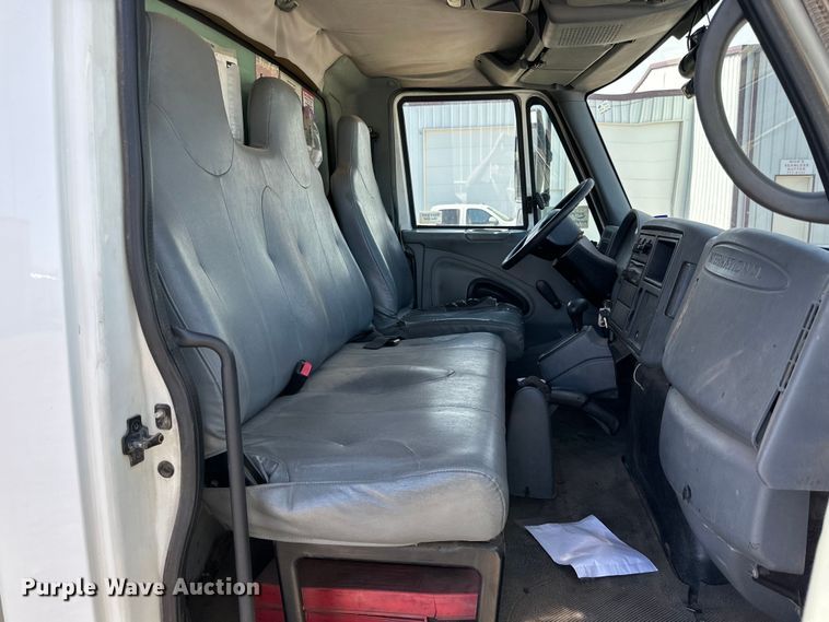 image for item DG4283 2005 International 4300 box truck