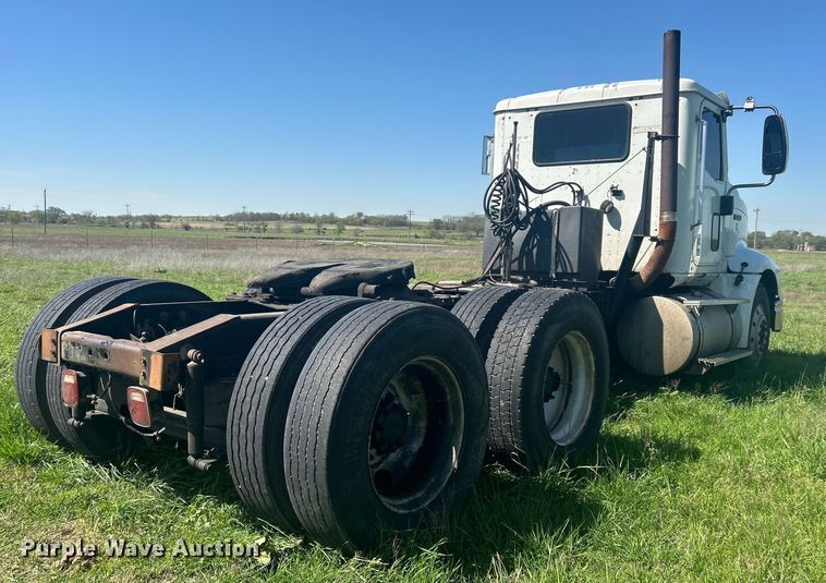 image for item DO1072 2001 International  9400i  semi truck