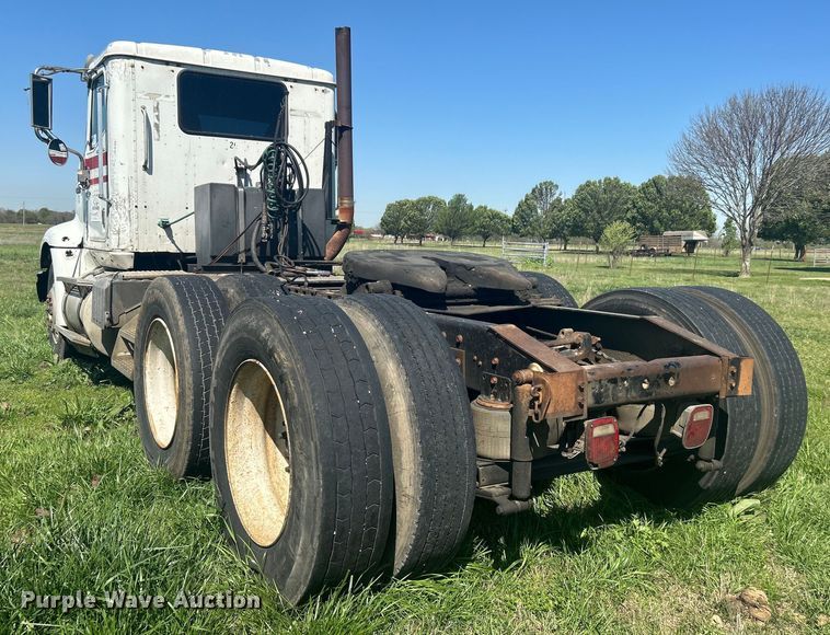 image for item DO1072 2001 International  9400i  semi truck