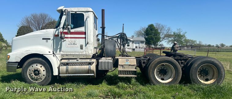 image for item DO1072 2001 International  9400i  semi truck