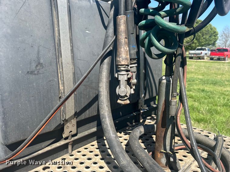 image for item DO1072 2001 International  9400i  semi truck