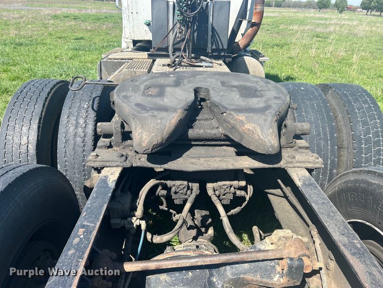 image for item DO1072 2001 International  9400i  semi truck