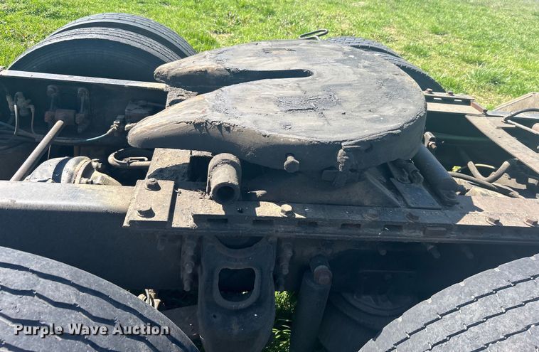 image for item DO1072 2001 International  9400i  semi truck