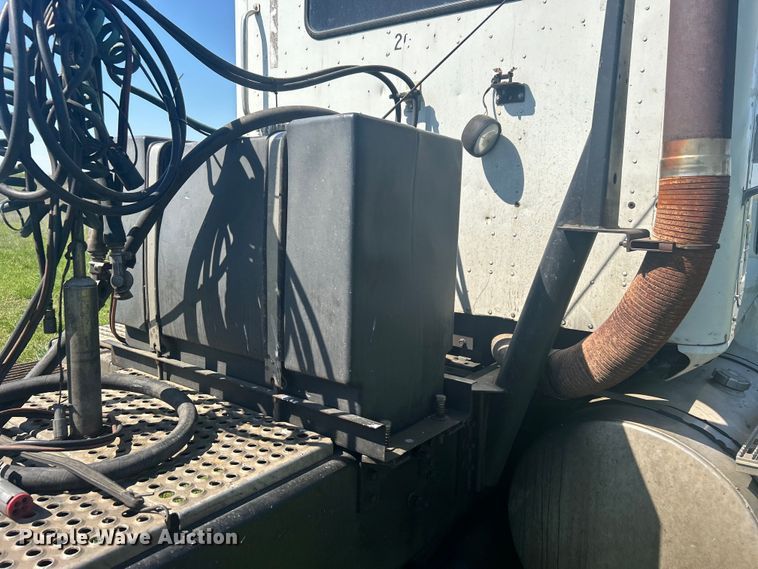 image for item DO1072 2001 International  9400i  semi truck