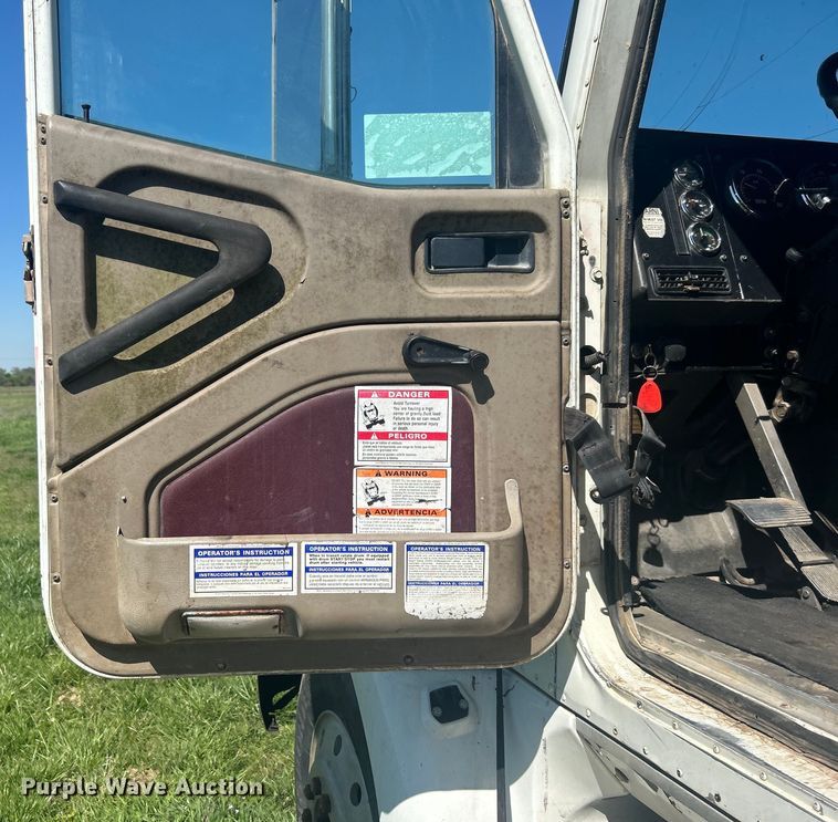 image for item DO1072 2001 International  9400i  semi truck