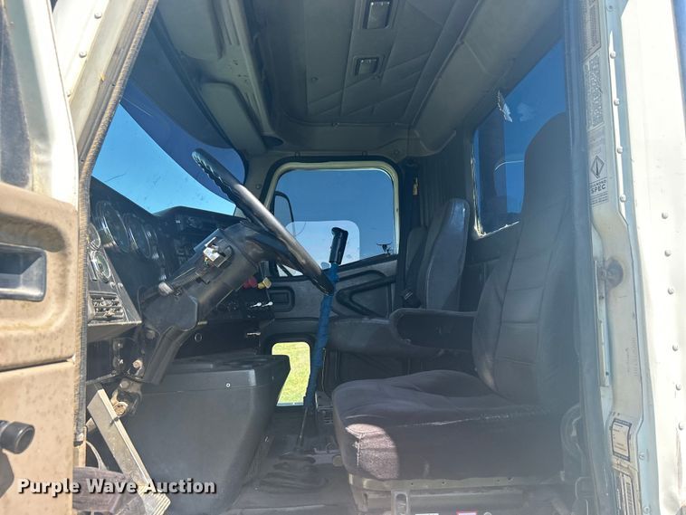 image for item DO1072 2001 International  9400i  semi truck