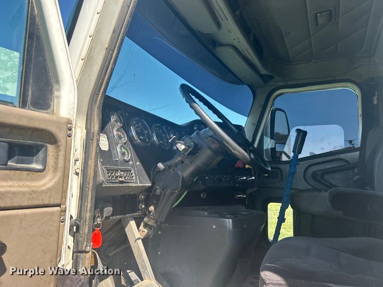 image for item DO1072 2001 International  9400i  semi truck