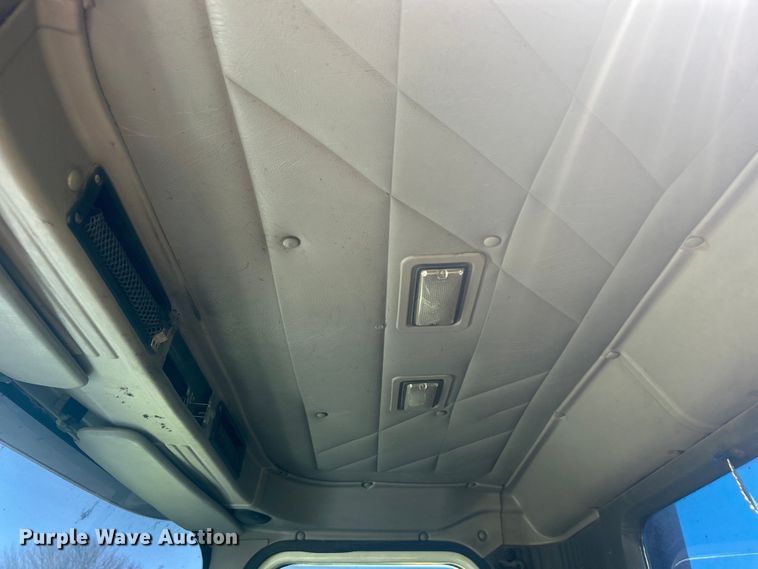 image for item DO1072 2001 International  9400i  semi truck