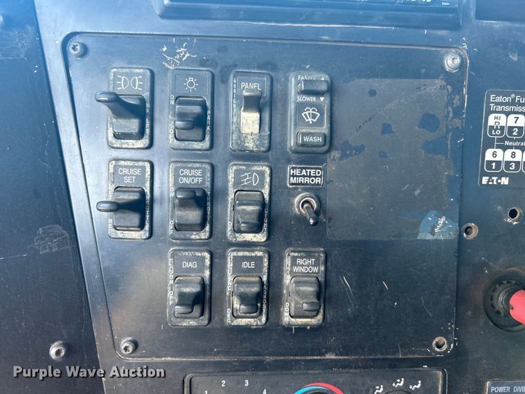 image for item DO1072 2001 International  9400i  semi truck