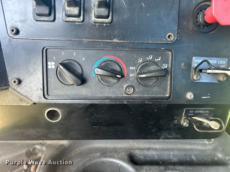 image for item DO1072 2001 International  9400i  semi truck