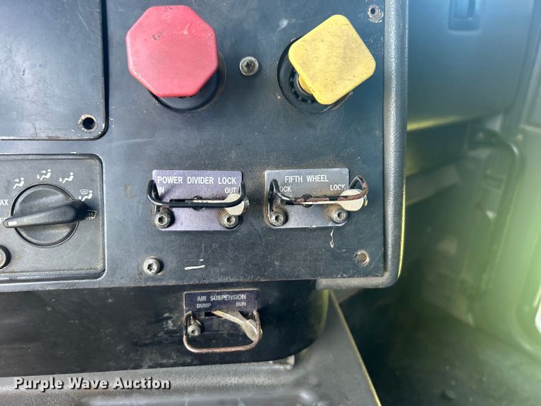 image for item DO1072 2001 International  9400i  semi truck